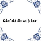 Tegeltje met Spreuk (Tegeltjeswijsheid): Geloof niet alles wat je hoort + Kado verpakking & Plakhanger