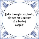 Tegeltje met Spreuk (Tegeltjeswijsheid): Liefde is een glas dat breekt, als men het te onzeker of te kordaat aanpakt + Kado verpakking & Plakhanger