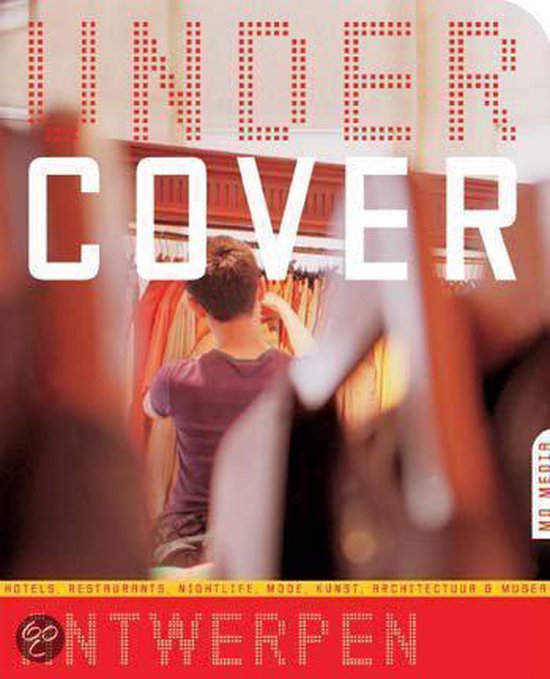 Een man in een paars shirt kijkt naar kleding in een kast. Boven de afbeelding staan de woorden 'UNDER COVER' in witte letters. Onderaan staat 'ONTWERPEN'.