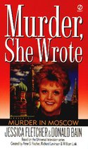 Boekomslag: Murder, She Wrote, Murder in Moscow, met Jessica Fletcher en Donald Bain. Rode achtergrond met afbeelding van Jessica Fletcher.
