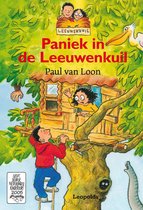 Kleurrijke illustratie van een boomhut met kinderen en dieren. Een jongen klimt op een ladder.