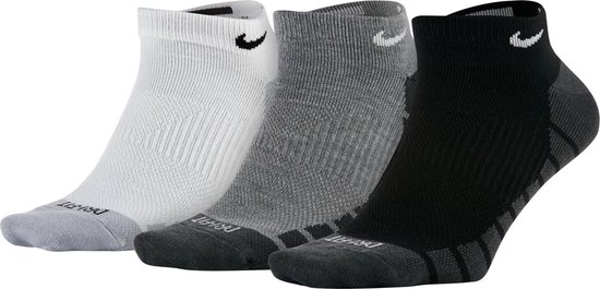 Drie paar Nike enkelsokken in wit, grijs en zwart met Nike-logo en Dri-FIT tekst op de teen.