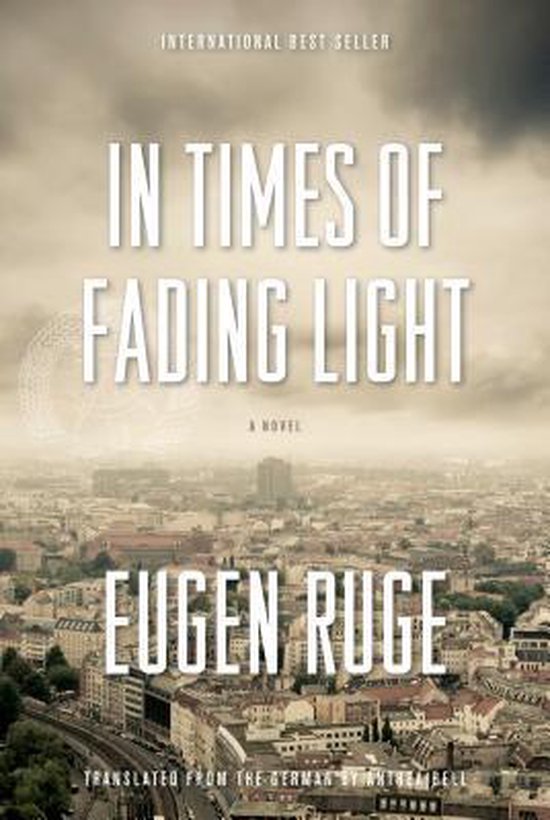 Boek kaft met tekst 'In Times of Fading Light' door Eugen Ruge, met een uitzicht op een stad onder een bewolkte hemel.