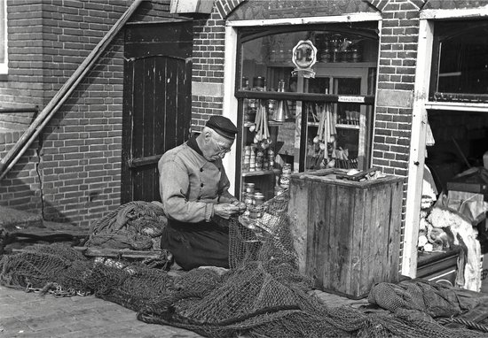 Wenskaarten Set - Volendam - 12 ansichtkaarten van oud Volendam in de periode 1950 - 1955. Afbeeldingen met klederdracht, de haven met vissersboten, jongeren poserend op de kermis, wasgoed hangend over een straat met oude benzinepompen e.a.
