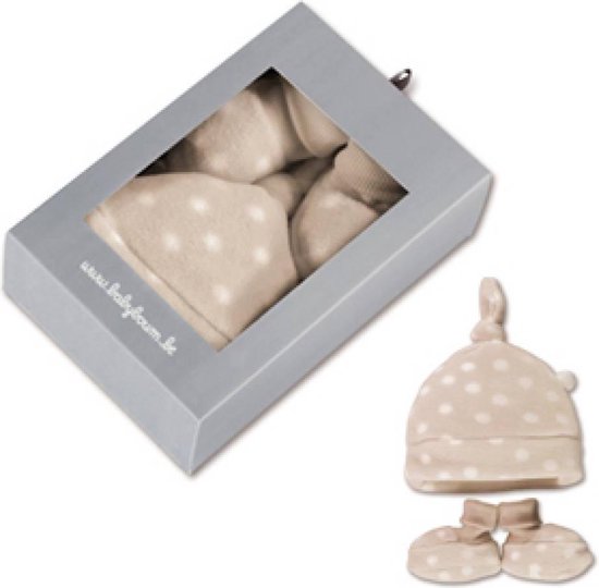Doos met baby muts en sokjes met beige stippen. Losse baby muts en sokjes met beige stippen.