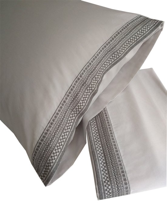 Ensemble de draps de luxe DeSafo New York Satin de Katoen 300TC: drap de dessus gris clair / m. Gris. Dimensions: 240 X 280 cm avec deux taies d'oreiller 60 X 70 cm.
