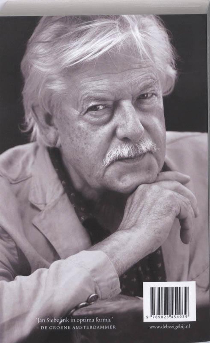 Achterkant boek met portret van Jan Siebelink met grijze haren en snor, lachend.