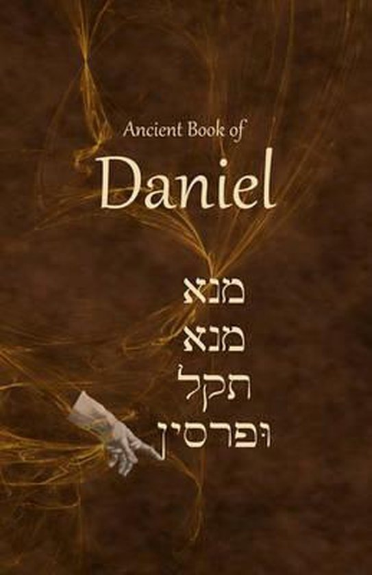 Boek van Daniël met gouden tekst en een hand die naar een Hebreeuwse inscriptie wijst op een bruine, getextureerde achtergrond.