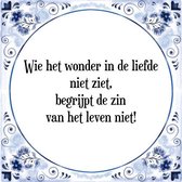 Tegeltje met Spreuk (Tegeltjeswijsheid): Wie het wonder in de liefde niet ziet, begrijpt de zin van het leven niet! + Kado verpakking & Plakhanger