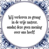 Tegeltje met Spreuk (Tegeltjeswijsheid): Wij verkeren zo graag in de vrije natuur, omdat deze geen mening over ons heeft! + Kado verpakking & Plakhanger