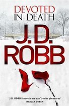 Boekomslag van Devoted in Death door J.D. Robb, met rode schoenen in de sneeuw en een brug op de achtergrond.