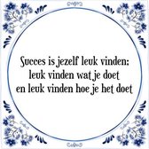 Tegeltje met Spreuk (Tegeltjeswijsheid): Succes is jezelf leuk vinden; leuk vinden wat je doet en leuk vinden hoe je het doet + Kado verpakking & Plakhanger