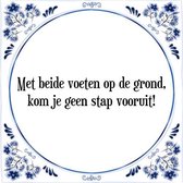 Tegeltje met Spreuk (Tegeltjeswijsheid): Met beide voeten op de grond, kom je geen stap vooruit! + Kado verpakking & Plakhanger