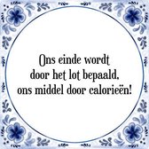 Tegeltje met Spreuk (Tegeltjeswijsheid): Ons einde wordt door het lot bepaald, ons middel door calorie�n! + Kado verpakking & Plakhanger