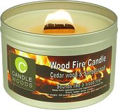 Candle Woods grote knetterende houtvuur geur kaars Cedar wood & Sandalwood in blik met vensterdeksel en houtlont. Ceder en Sandelhout geur.