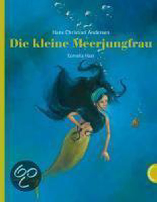 Boek kaft met de titel 'Die kleine Meerjungfrau'. Een illustratie van een zeemeermin met lang donker haar in een blauwe onderwaterwereld.