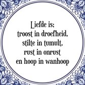 Tegeltje met Spreuk (Tegeltjeswijsheid): Liefde is; troost in droefheid, stilte in tumult, rust in onrust en hoop in wanhoop + Kado verpakking & Plakhanger