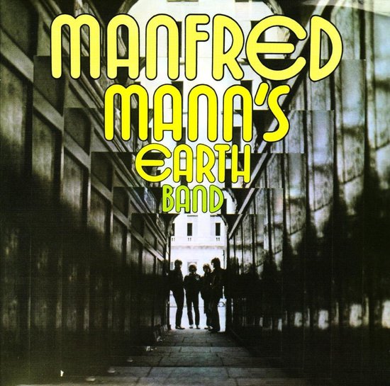 Gele tekst "MANFRED MANN'S EARTH BAND" boven een silhouet van vier personen in een donkere gang.