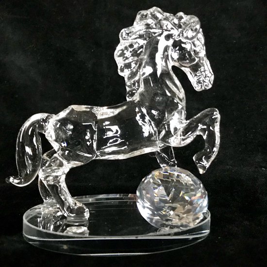 Kristal glas paard  10.5x10cm met een kristal glas diamant van 3.5cm