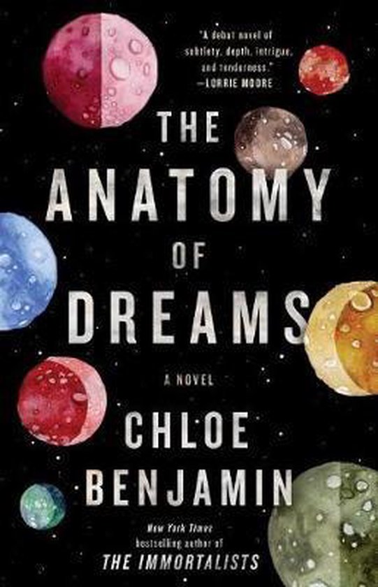 Boekomslag van "The Anatomy of Dreams" met planeten en sterren. Tekst: "A debut novel of subtlety, depth, intrigue, and tenderness." -LORRIE MOORE, THE ANATOMY OF DREAMS, A NOVEL, CHLOE BENJAMIN.