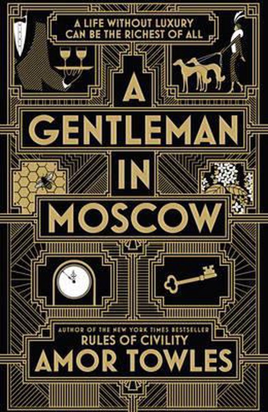 Boekomslag 'A Gentleman in Moscow' door Amor Towles, met Art Deco-ontwerp in zwart en goud, en illustraties van een hoed, glazen, een hond en een vrouw.