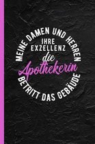 Meine Damen und Herren ihre Exzellenz die Apothekerin betritt das Geb ude