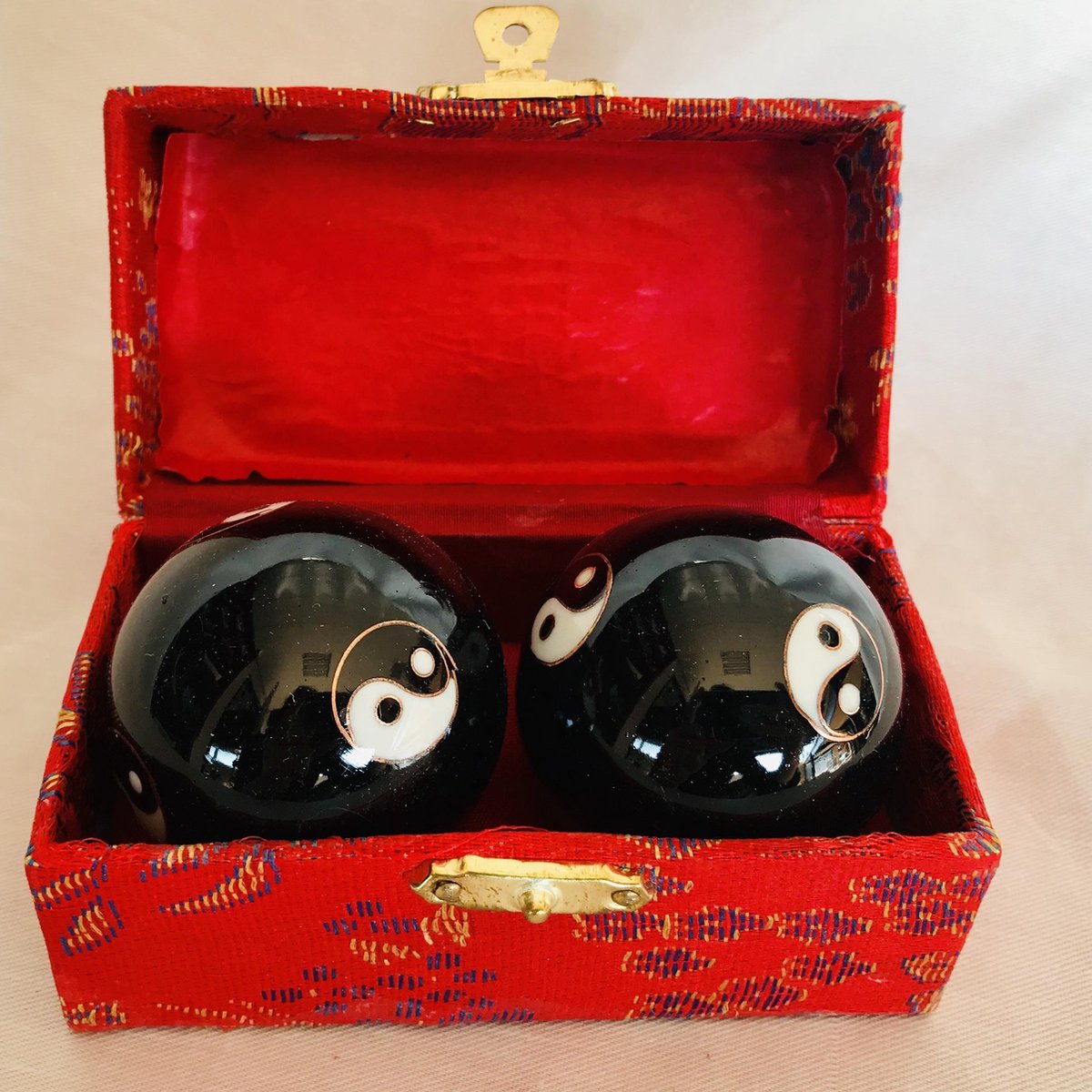 Goedkoopste Meridiaankogels met zwarte Yin Yang motief 4.5cm van cloisonne (een techniek van emailleren