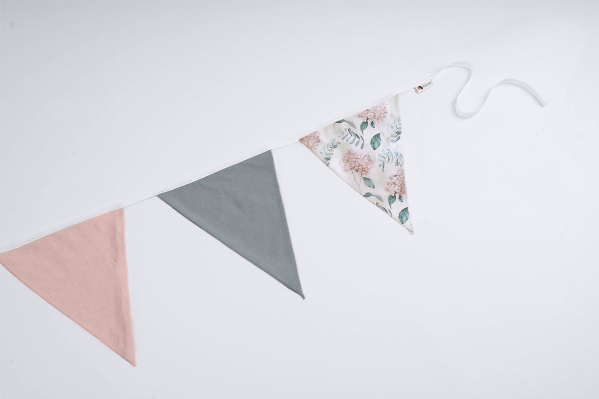 Vlaggenlijn van stof | Dreamy Blossom - 5 meter / 18 vlaggetjes - Licht blauw, Roze, Bloemen (pastel kleur) driehoek vlaggetjes - Verjaardag slinger / Babykamer decoratie - Stoffen slingers handgemaakt & duurzaam