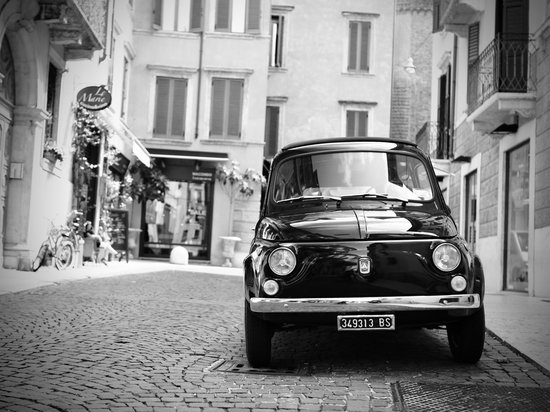 Amazing Photo Art - Muurdecoratie Posterhanger incl. foto van Fiat 500 oldtimer in Italië 60x40 cm - Schoolplaat vintage zwart wit foto - poster ophangsysteem