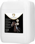 Grote witte jerrycan met een label waarop de tekst "Equi Total Balance" en een paard staat.