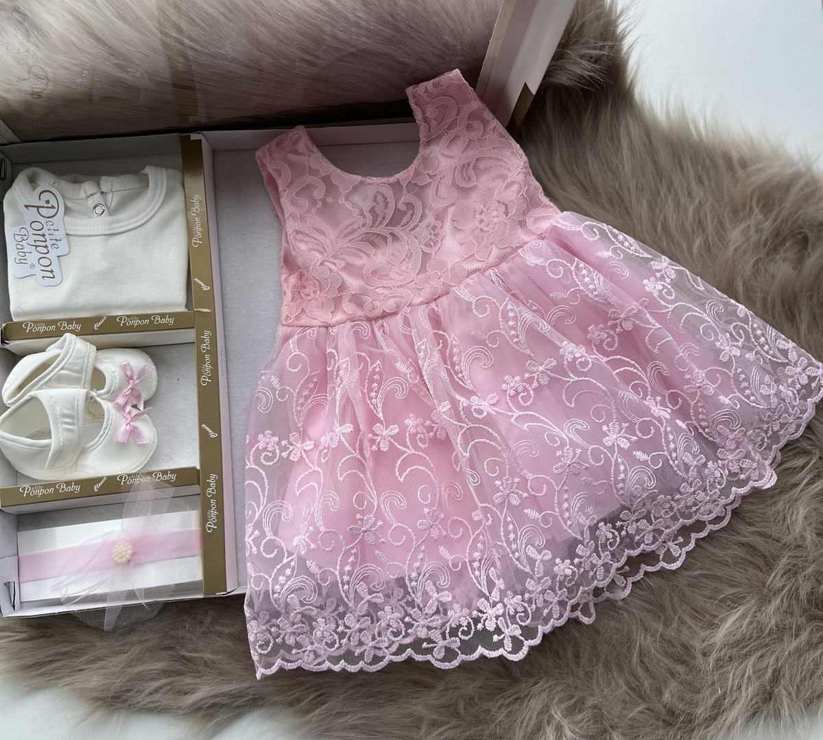 luxe feestjurk-bruidsjurk-Baby jurk-doopjurk -dooppakje-roze jurk-onderhemd-haarband-schoentjes-new born-geschenkenset -geschenkdoos-kraamcadeau-fotoshoot -4 delige set-bloemenmotief-tule jurk met strik-maat 56/62(0 tem 4 maanden) – foto 4
