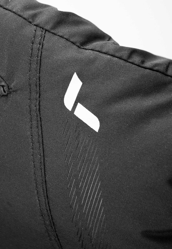 Close-up van een zwarte ski-handschoen met witte logo en strepen detail.