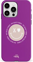 xoxo Wildhearts No Bad Vibes Purple - Single Layer - Hard case hoesje geschikt voor iPhone 14 Pro Max hoesje - Hoesje met smiley / emoji - Beschermhoes geschikt voor iPhone 14 Pro Max case met print - paars