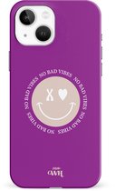 xoxo Wildhearts No Bad Vibes Purple - Double Layer - Hard case hoesje geschikt voor iPhone 14 hoesje - Hoesje met smiley / emoji - Beschermhoes geschikt voor iPhone 14 case met print - paars