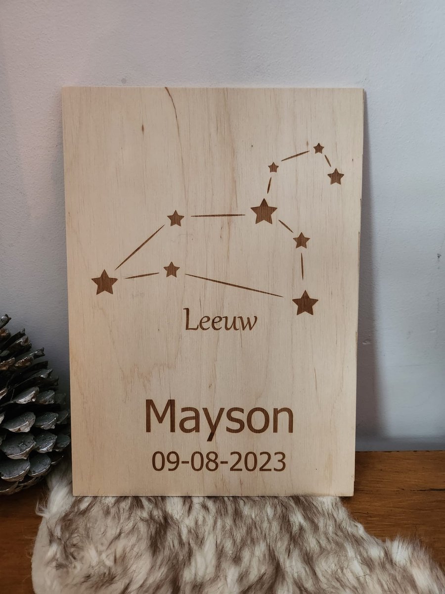 geboorte bord-geboorteposter-sterrenbeeld-hout-graveren-persoonlijk-naam-kraamcadeau-baby-horoscoop-personaliseren
