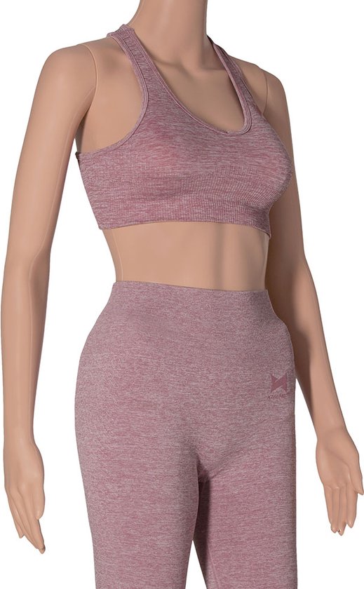 Roze sporttop met merklogo op de linkerheup, getoond op paspop.