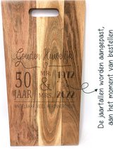 Grote acacia borrelplank / snijplank met tekst gravure GOUDEN HUWELIJK. Cadeau-50 jarige bruiloft-50 jarige trouwdag. Het formaat is 25x50cm