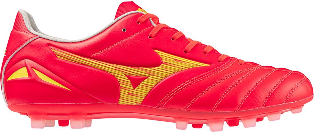 Mizuno Morelia Neo IV Pro AG voetbalschoenen in rood met gele accenten, gemaakt van K-Leather voor een barefoot gevoel.