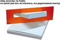 Oranje frame met gleuf boven witte verpakking, illustreert levering door brievenbus.