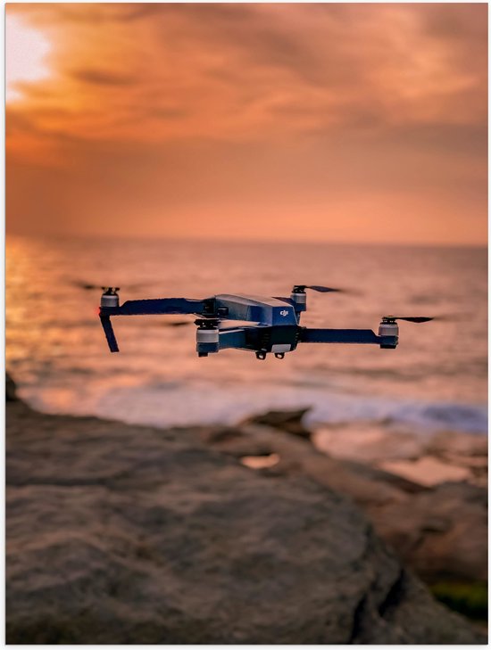 Poster (Mat) - Drone Vliegend boven Rots in het Water - 60x80 cm Foto op Posterpapier met een Matte look