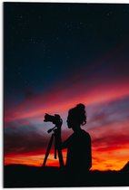 Dibond - Silhouet van Vrouw achter Camera bij Zonsondergang - 50x75 cm Foto op Aluminium (Wanddecoratie van metaal)