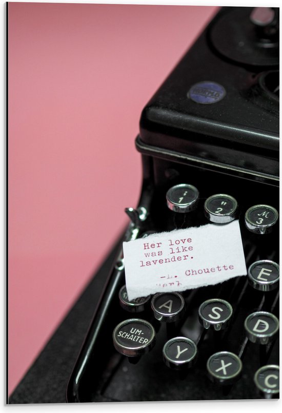 Dibond - Quote op Wit Papier Liggend op Zwarte Vintage Typemachine op Roze Achtergrond - 40x60 cm Foto op Aluminium (Met Ophangsysteem)