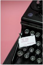 Poster Glanzend – Quote op Wit Papier Liggend op Zwarte Vintage Typemachine op Roze Achtergrond - 50x75 cm Foto op Posterpapier met Glanzende Afwerking
