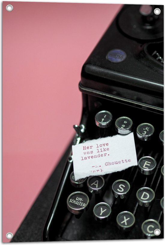 Tuinposter – Quote op Wit Papier Liggend op Zwarte Vintage Typemachine op Roze Achtergrond - 50x75 cm Foto op Tuinposter (wanddecoratie voor buiten en binnen)
