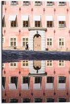 Dibond - Rozegekleurd Gebouw Vol Ramen - 50x75 cm Foto op Aluminium (Wanddecoratie van metaal)