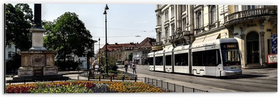 Dibond - Tram Rijdend bij Wit Gebouw - 60x20 cm Foto op Aluminium (Wanddecoratie van metaal)