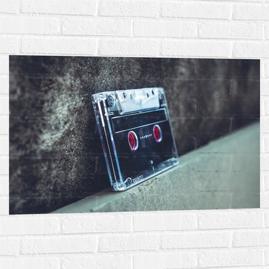 Muursticker - Cassettebandje tegen Stenen Muur - 90x60 cm Foto op Muursticker