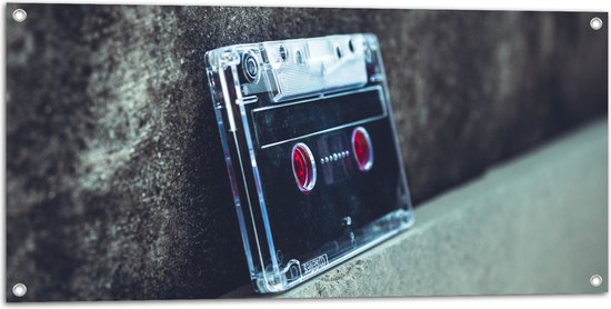 Tuinposter – Cassettebandje tegen Stenen Muur - 100x50 cm Foto op Tuinposter (wanddecoratie voor buiten en binnen)