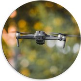 Dibond Muurcirkel - Close-up van Grijze Vliegende Drone - 60x60 cm Foto op Aluminium Muurcirkel (met ophangsysteem)