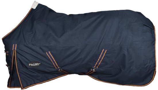 Donkerblauwe paardendeken van Pagony met oranje bies, wit fleece aan de binnenkant, gespen en klittenbandsluitingen.